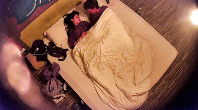 【酒店偷拍】小情侣开房操逼，舌吻调情，扒掉衣服正入，女友躺着享受，翘起屁股掰穴插入