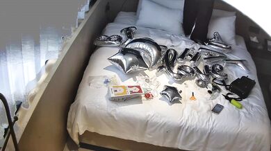 浪漫的双马尾学生妹给男友准备惊喜 男友下午来后，双马尾学妹赶紧献上自己的小穴让男友享用 (1)